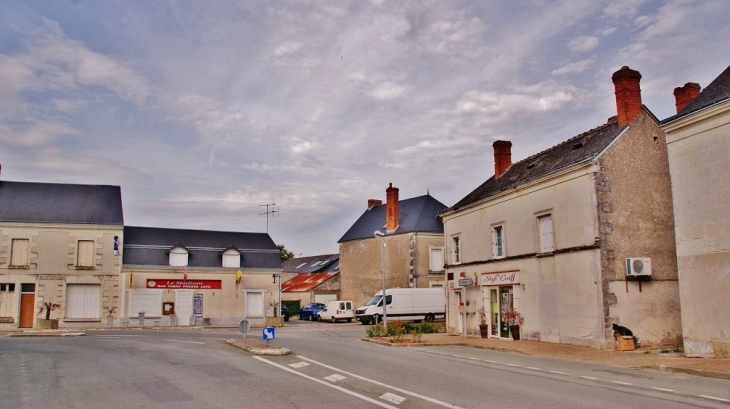 Le Village - Villeperdue