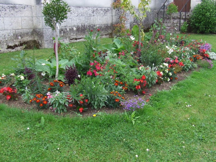 Massif de fleurs à proximité de l'église - Aize