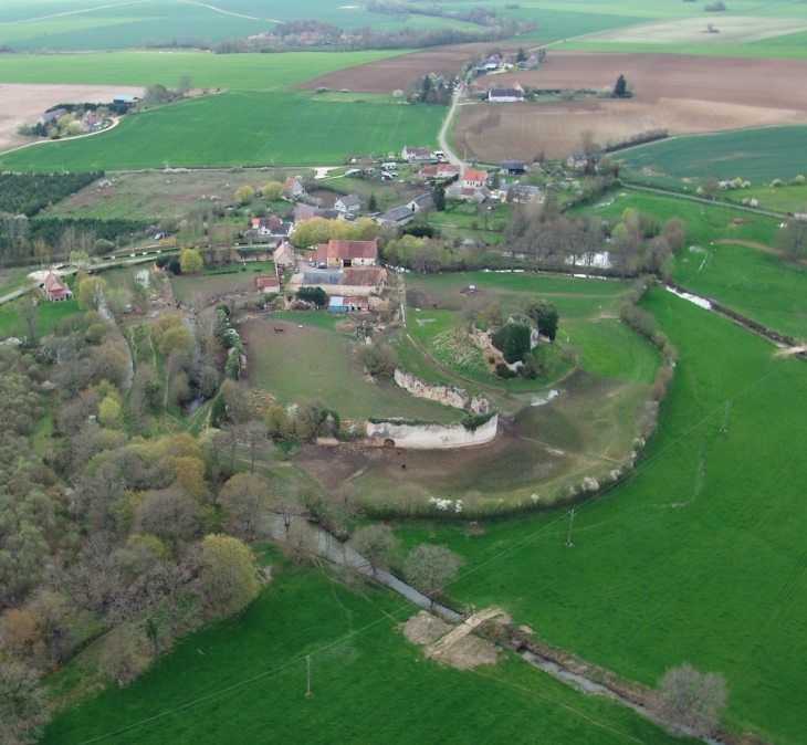 Ruines du château de Bommiers, Vue aerienne