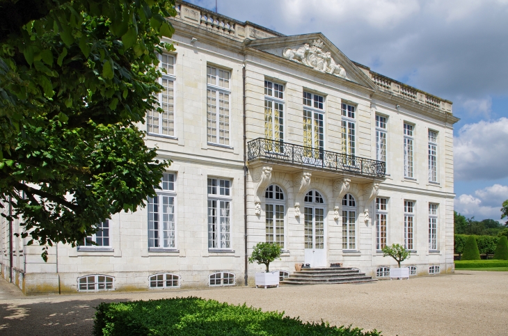 Cette élégante demeure à l'italienne du XVIIIe siècle évoque, le Petit Trianon de Versailles. En 1759, Charles-François Leblanc de Manarval, maître de forges et Directeur de la Manufacture royale de draps de Châteauroux, acquiert les terres de Bouges. Il  - Bouges-le-Château