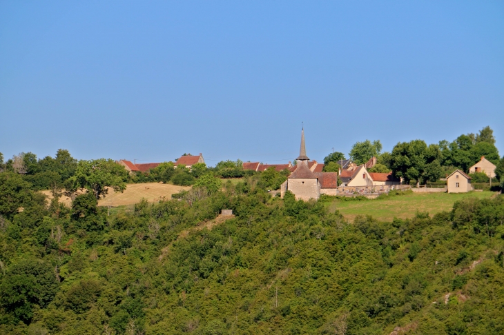 Vue sur le village depuis la boucle du Pin. - Ceaulmont