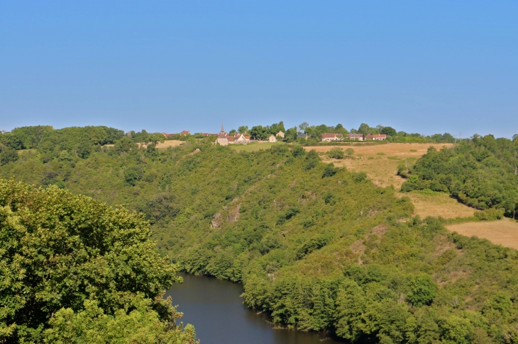 Vue sur le village depuis la boucle du Pin. - Ceaulmont