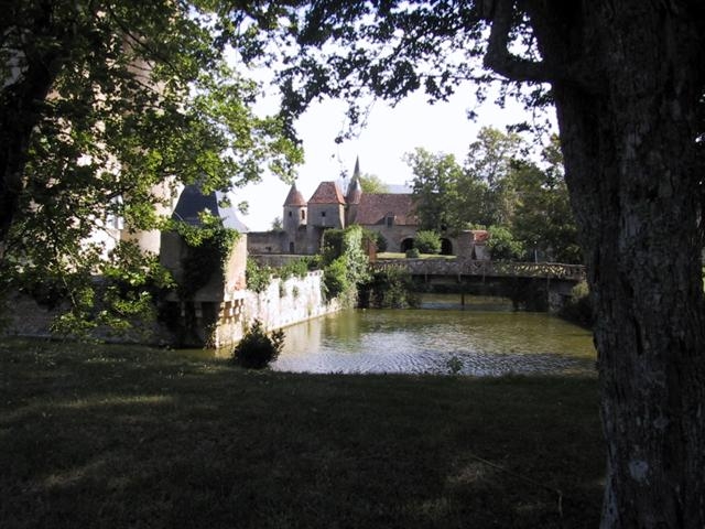 Les douves du château - Chazelet