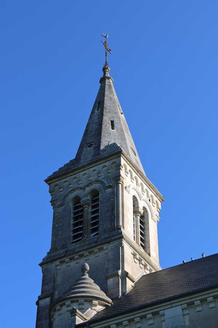 Le clocher de l'église Saint Christophe. - Chitray