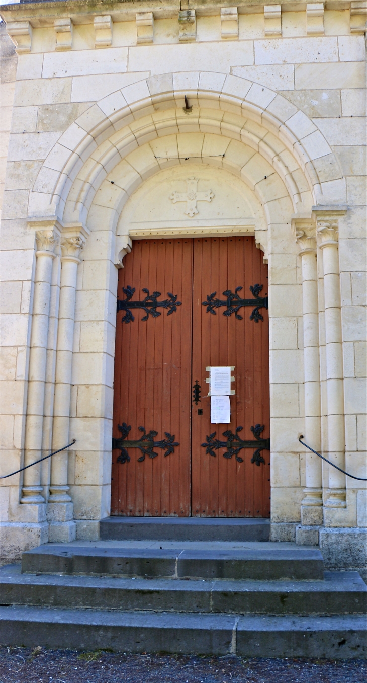 Le portail de l'églie saint Christophe. - Chitray