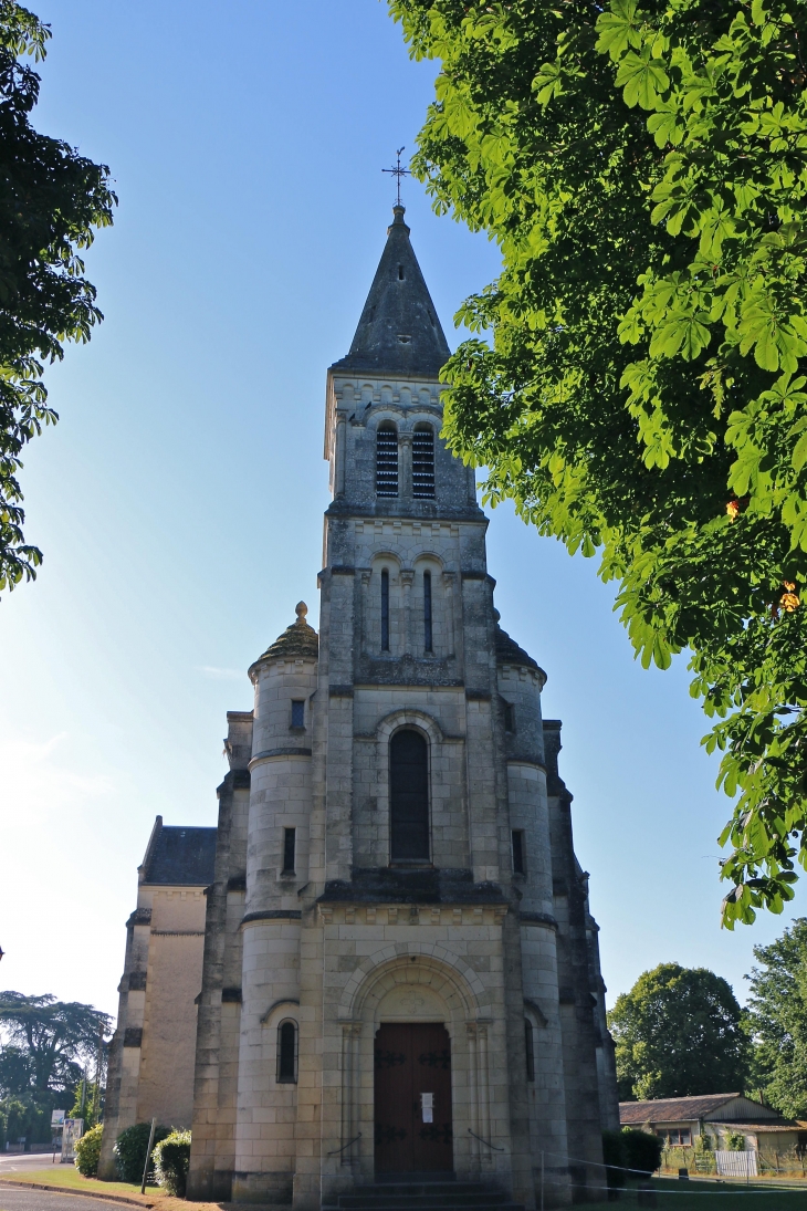 La façade occidentale de l'église saint Christophe. - Chitray