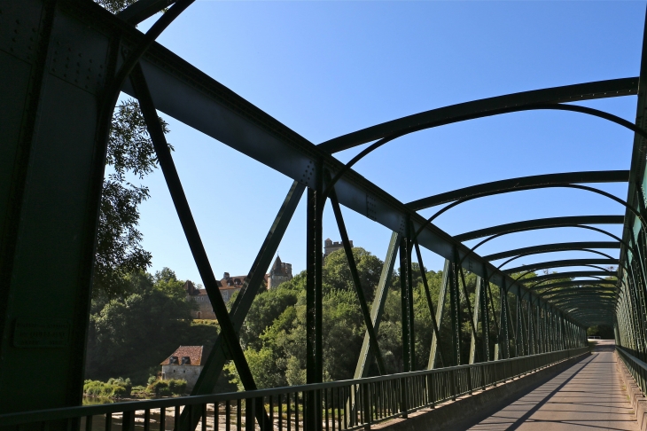 Le pont sur la Creuse, au fond le château de Romefort. - Ciron