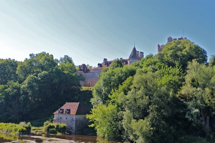 Le château de Romefort et l'ancien moulin seigneurial. - Ciron