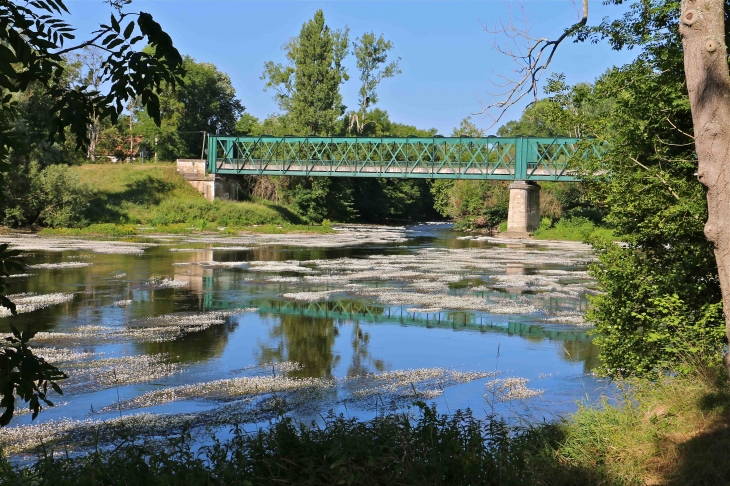 Le pont sur la Creuse. - Ciron