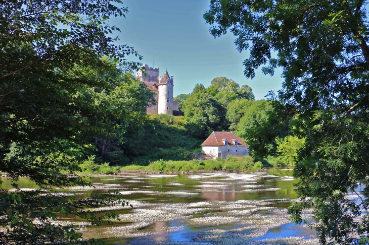 Le château de Romefort et l'ancien moulin seigneurial. - Ciron