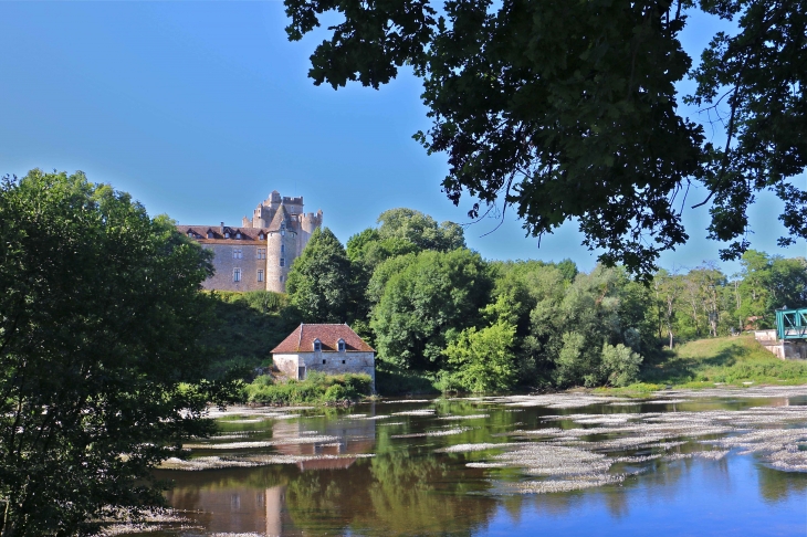 Le château de Romefort et l'ancien moulin seigneurial. - Ciron