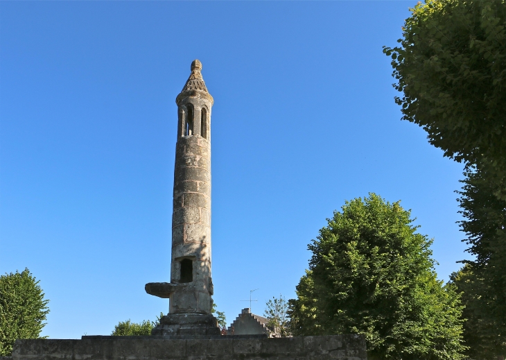 La Lanterne des Morts du XIIe siècle. - Ciron