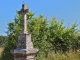 Aux alentours : croix de chemin.