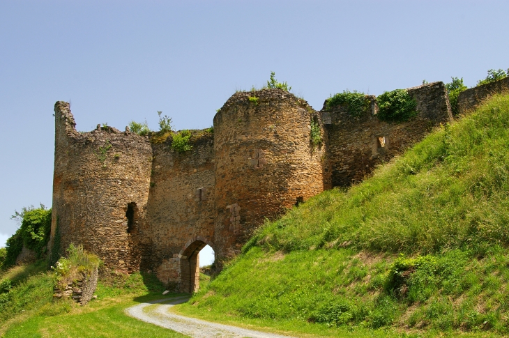 Ruines de la forteresse de Cluis-Dessous. Châtelet d'entrée à pont levis du XIVème siècle.