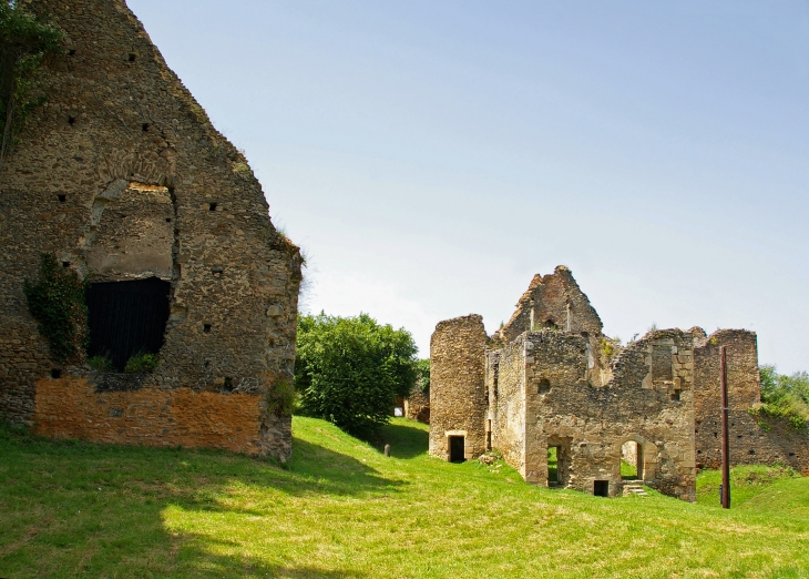 Ruines de la forteresse de Cluis-Dessous. Le logis du XIVème XVème siècle et la chapelle à gauche.