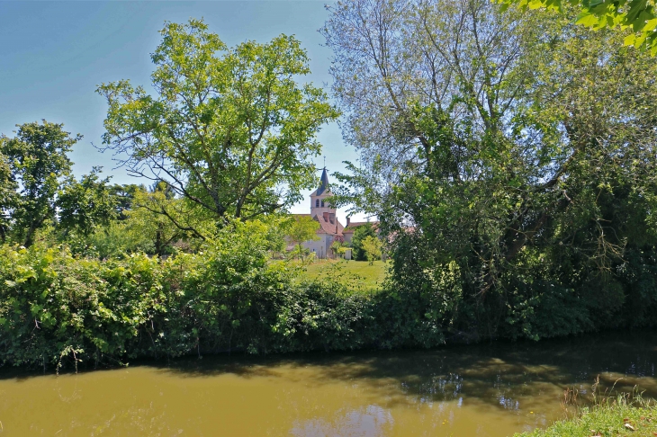 Vue sur l'église. - Douadic