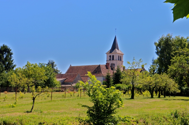 Vue sur le village et l'église. - Douadic