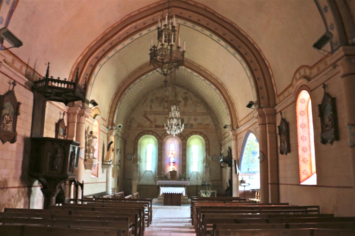 La nef vers le choeur de l'église Saint Ambroix. - Douadic