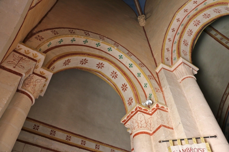 Le porche de l'église Saint Ambroix. - Douadic