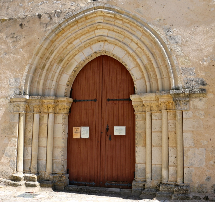 Le portail de l'église Saint Ambroix. - Douadic