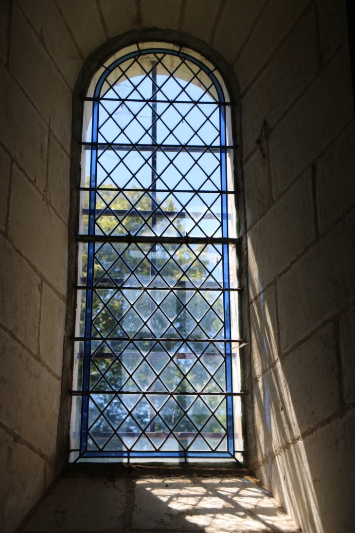 Vitrail de l'église Saint Jacques. - Fontgombault