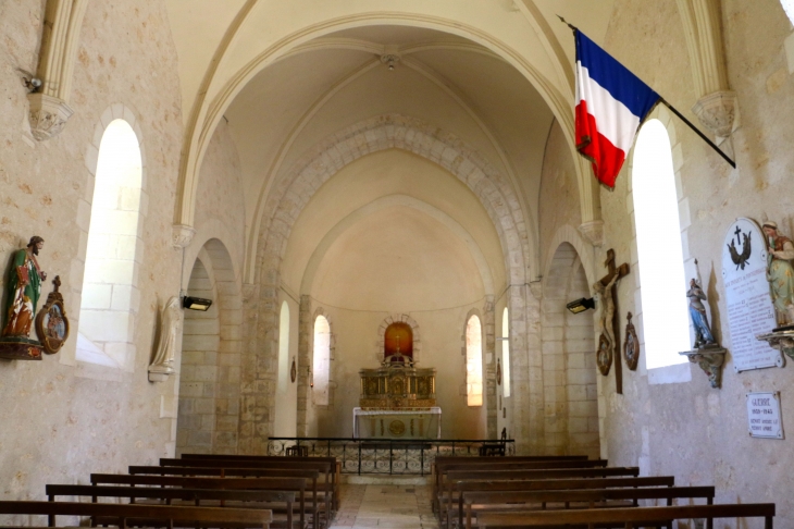 Eglise Saint Jacques : la nef vers le choeur. - Fontgombault