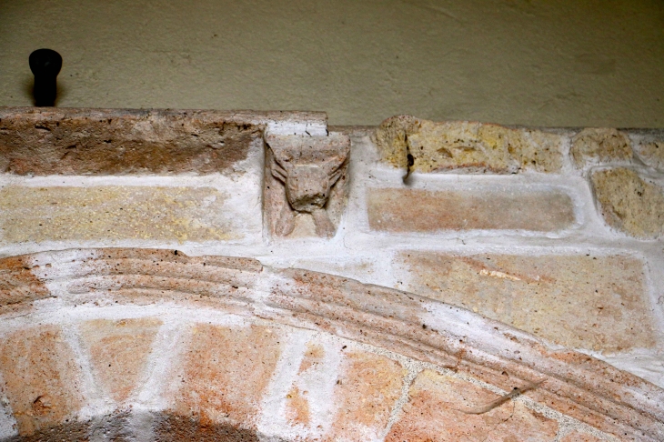 Eglise Saint Jacques : de cet ancien portail actuellement placé sous le porche du clocher subsiste une corniche à corbelets. - Fontgombault