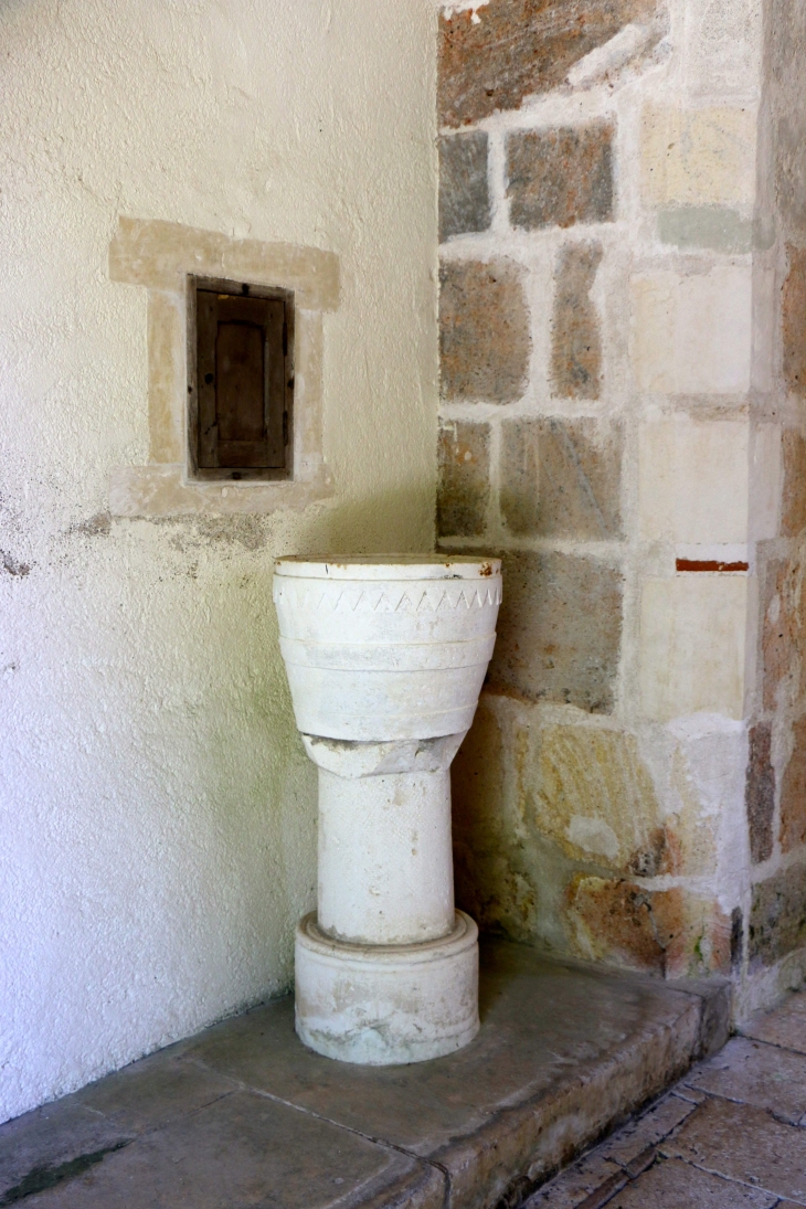 Eglise Saint Jacques : les fonts baptismaux. - Fontgombault