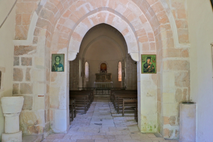 Eglise Saint Jacques : ancien portail occidental actuellement placé sous le porche du clocher. - Fontgombault