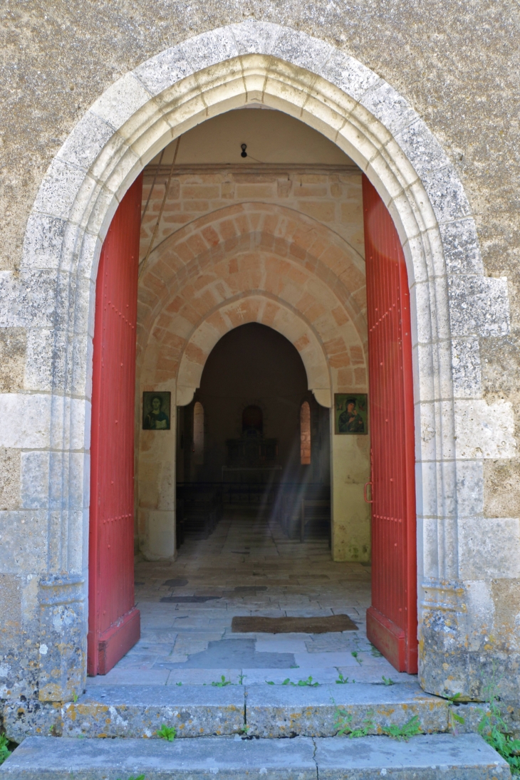 Le portail de l'église Saint Jacques. - Fontgombault