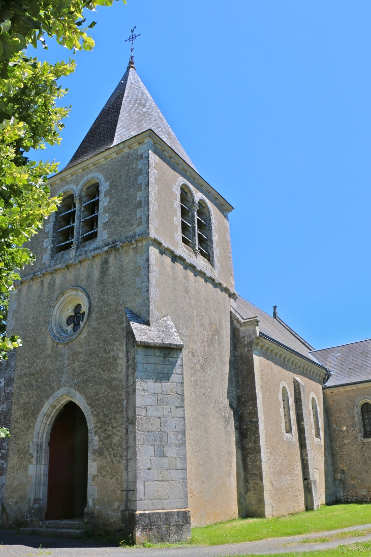 La façade sud-ouest de l'église Saint Jacques. - Fontgombault