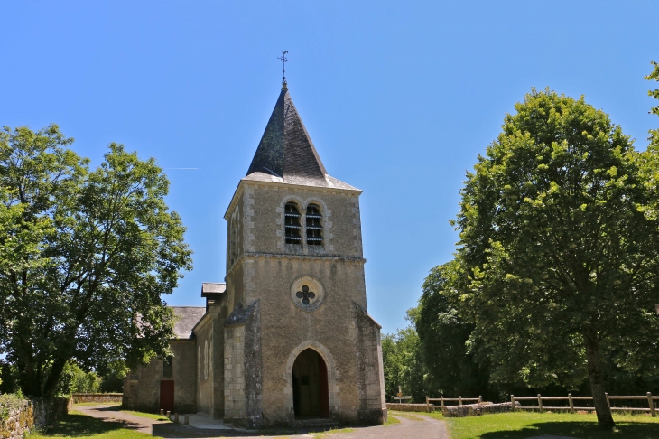 Façade occidentale de l'église Saint Jacques du XIIe siècle. - Fontgombault