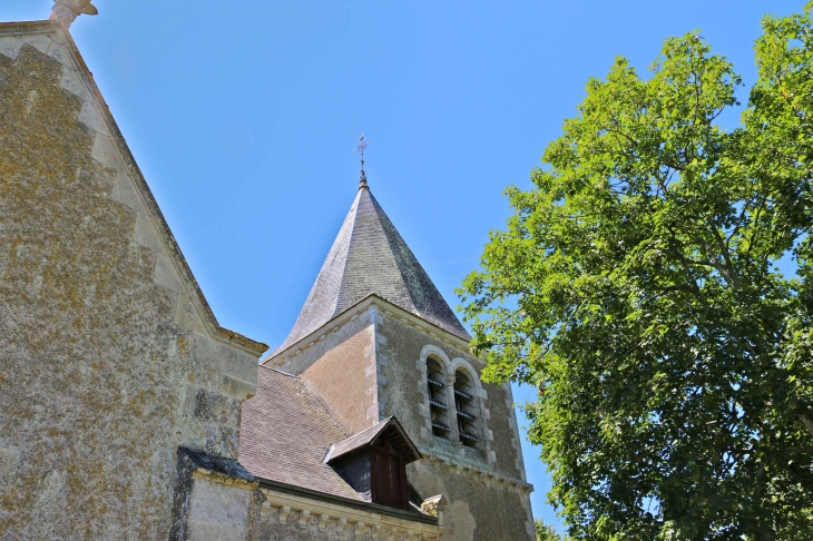 Le clocher de l'église Saint Jacques. - Fontgombault