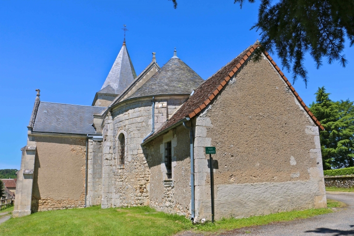 Le chevet de l'église saint Jacques. - Fontgombault