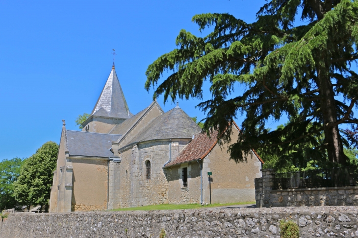 L'église Saint Jacques du XIIe siècle pouvait être une étape pour les pèlerins du Saint apôtre à Compostelle.Elle se situe à proximité de la voie Romaine de Tours au Blanc. - Fontgombault