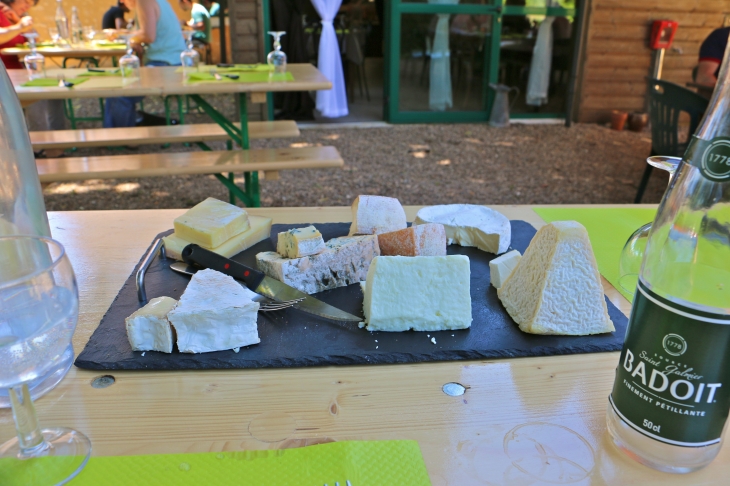 Le plateau de fromage du restaurant. - Fontgombault