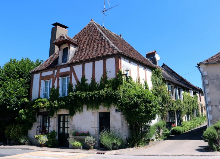 Maison du village. - Fontgombault