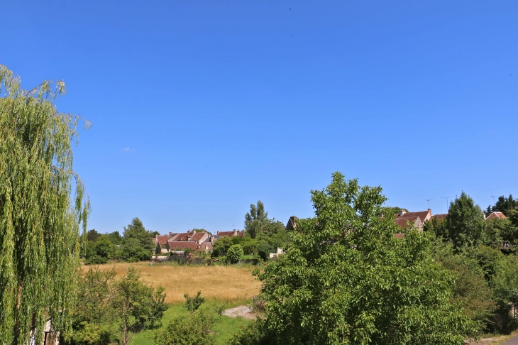 Vue sur le village. - Fontgombault