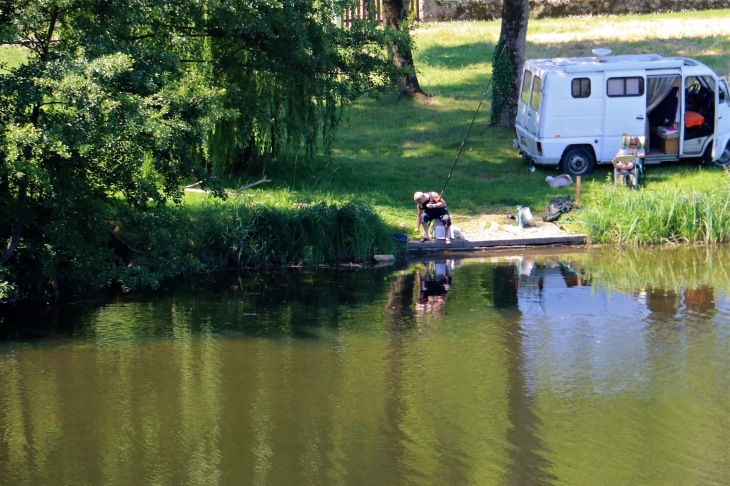 Sur le bord de la Creuse. - Fontgombault