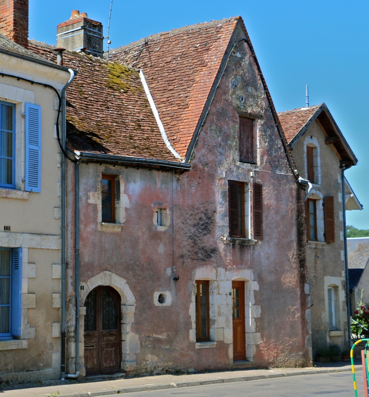 Maison ancienne du village. - Fontgombault