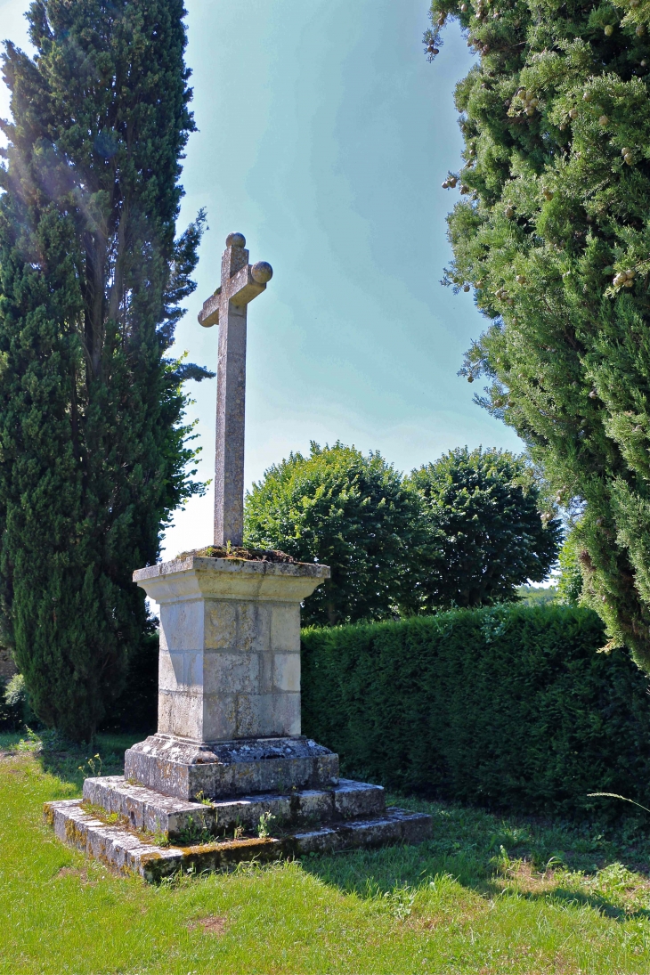 Croix à l'entrée de l'Abbaye Notre Dame. - Fontgombault