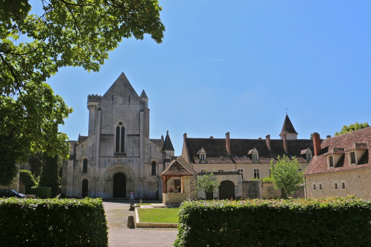 L'Abbaye Notre Dame - construite sur la rive droite de la Creuse, fut fondée en 1091 par Pierre de l'Étoile et ses compagnons ermites. - Fontgombault