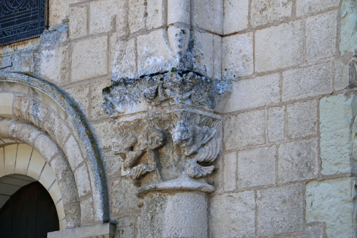 Abbaye Notre Dame : chapiteau du portail de l'abbatiale. - Fontgombault