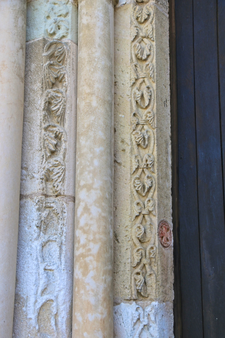 Abbaye Notre Dame : détail du portail de l'abbatiale. - Fontgombault