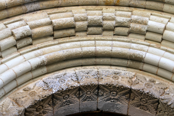 Abbaye Notre Dame : voussures du portail de l'abbatiale. - Fontgombault