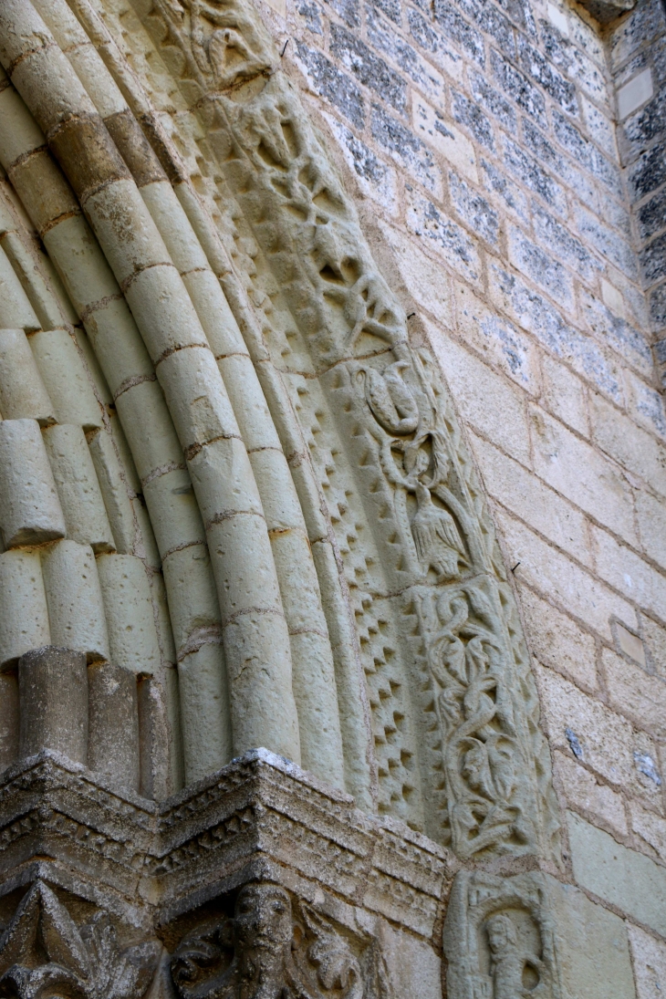 Abbaye Notre Dame : voussures du portail de l'abbatiale. - Fontgombault