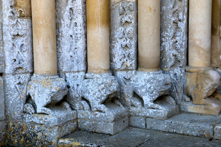 Abbaye Notre Dame : pieds de colonnes sculptées du portail de l'abbatiale. - Fontgombault