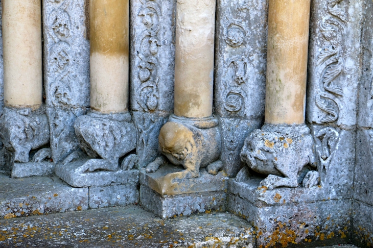 Abbaye Notre Dame : pieds de colonnes sculptées du portail de l'abbatiale. - Fontgombault