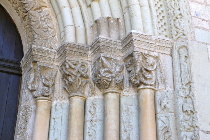 Abbaye Notre Dame : chapiteaux sulptés du portail de l'abbatiale. - Fontgombault