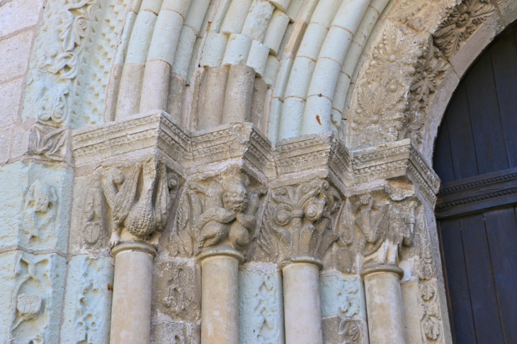 Abbaye Notre Dame : chapiteaux sulptés du portail de l'abbatiale. - Fontgombault